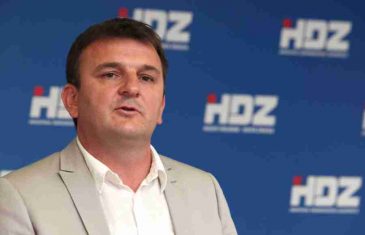 „RS JE NASTALA NA PROGONU BOŠNJAKA I HRVATA“: HDZ-ovac Petar Škorić stao u zaštitu biskupa Komarice