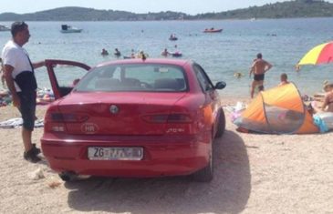 Zagrepčanin u Vodicama parkirao auto nasred plaže pa se bacio u more