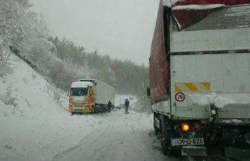 Snijeg već zatrpao bh. ceste: U ovim dijelovima BiH snježni nanosi blokiraju saobraćaj