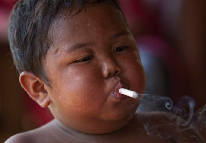 Sjećate li se dječaka koji je pušio 40 cigareta dnevno? Evo kako izgleda nakon 8 godina