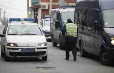 Kada vas zaustavi policajac ovo morate imati!