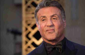 STALLONE OBJAVIO SLIKU SA KĆERKAMA: Sa njih niko ne može da skine pogled, a zbog jedne GORI INTERNET