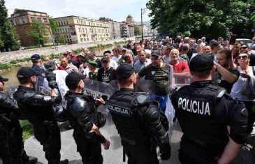 Bivši borci uz psovke i prijetnje otjerali Vladu Marušića: Bacite ga u Miljacku