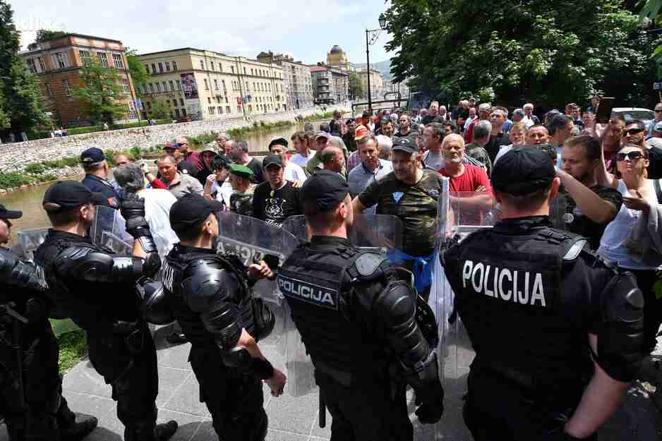 Bivši borci uz psovke i prijetnje otjerali Vladu Marušića: Bacite ga u Miljacku