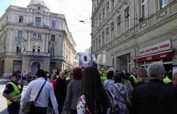 PROTESTI PROSVJETNIH RADNIKA U SARAJEVU: “Neka je sramota onih koji ne žele bolju budućnost za ovu djecu i ovu zemlju”