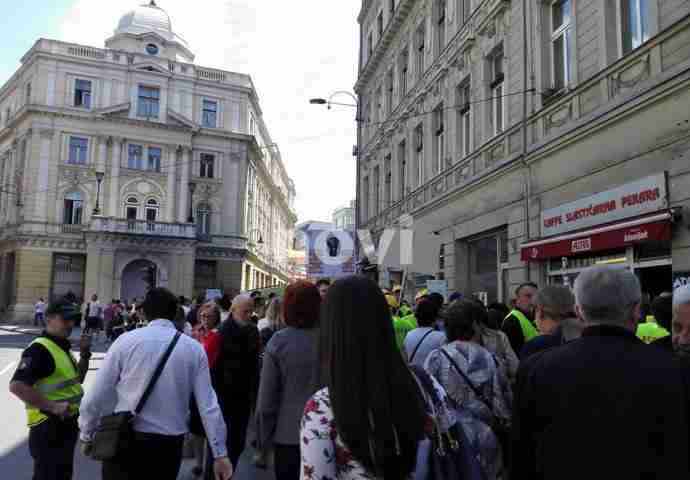 PROTESTI PROSVJETNIH RADNIKA U SARAJEVU: “Neka je sramota onih koji ne žele bolju budućnost za ovu djecu i ovu zemlju”