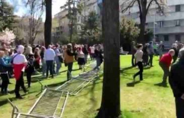 Šta se dešava ispred Predsjedništva Srbije dok se Vučić obraća naciji? Demonstranti srušili ogradu…