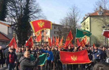 PROTIVNICI ĐUKANOVIĆA POD PLAŠTOM CRKVE PJEVAJU ČETNIČKE PJESME: “Oj četnici i ta vaša brada, brijaće je Lovćenska brigada” (VIDEO)