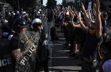 VEČERAS STIGLE VIJESTI O POLICAJCU KOJI JE GUŠIO FLOYDA: Evo šta je upravo odlučeno, SVI SU OVO ČEKALI!