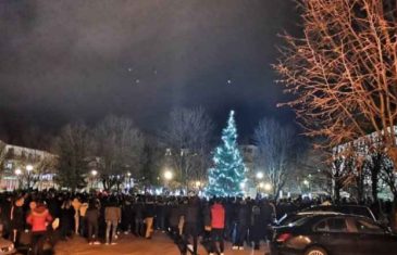 Potresni prizori u Posušju: Stotine građana se okupilo i odalo počast tragično preminulima, palili svijeće i plakali