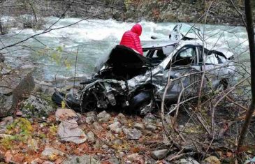 DETALJI STRAVIČNE NESREĆE U KANJONU MORAČE: U autu se nalazila tročlana porodica iz Pazara, majka na mjestu ostala mrtva, a dijete…