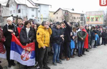 “SB” U ISTOČNOM SARAJEVU: Šubare, kokarde i razvlačenje zastave od 500 metara (FOTO)