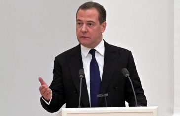 MEDVEDEV PRIJETI FRANCUZIMA: “Pazite šta govorite i ne zaboravite da su se ekonomski ratovi često pretvarali u…