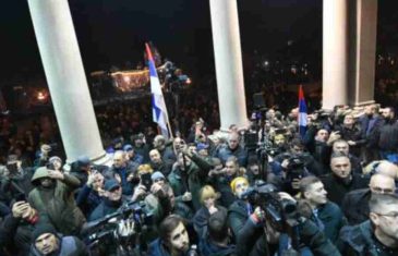 OPŠTI HAOS U BEOGRADU: Veliki protest opozicije, žandarmerija rastjeruje okupljene ispred zgrade RIK-a, bačen suzavac